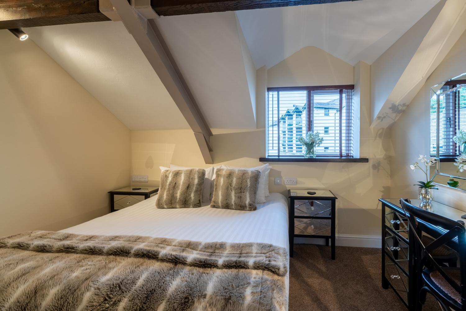 Lakes Hotel & Spa Bowness-on-Windermere Szoba fotó A bedroom at The Old Bank Hotel
